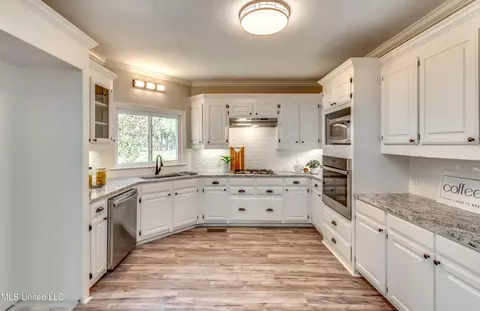 Kitchen - 503 Bay Pointe Cv, Brandon, MS 39047 photo 7 of 7