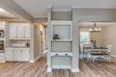 Entry Way - 503 Bay Pointe Cv, Brandon, MS 39047 photo 3 of 6