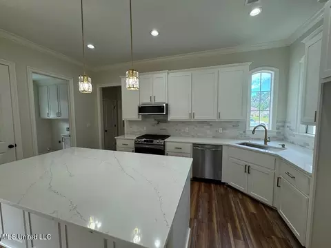 Kitchen - 14 Ashburn Woods Ave, Natchez, MS 39120 photo 2 of 2