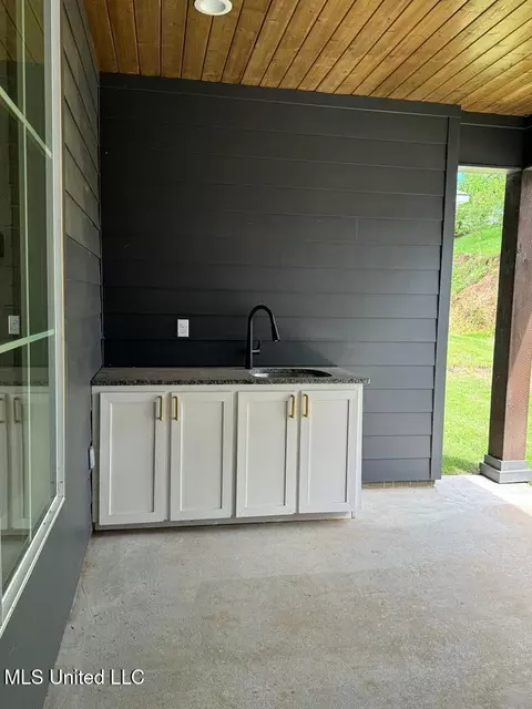 Exterior - 14 Ashburn Woods Ave, Natchez, MS 39120 photo 2 of 2
