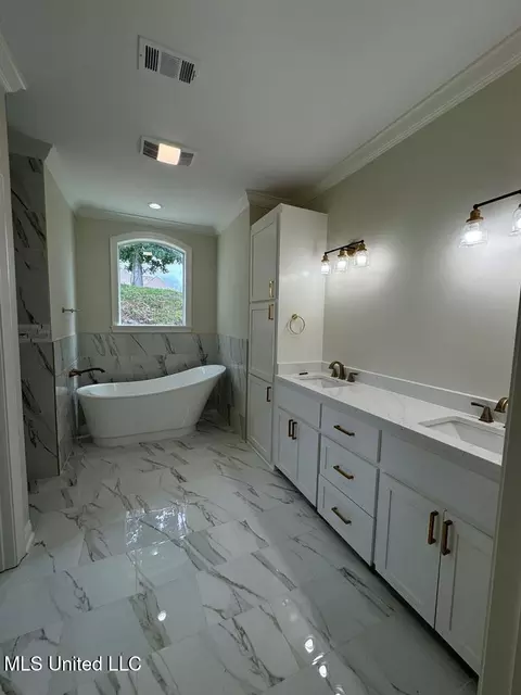 Bath - 14 Ashburn Woods Ave, Natchez, MS 39120 photo 1 of 2