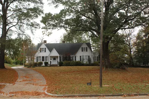 325 W Chulahoma Ave, Holly Springs, MS 38635