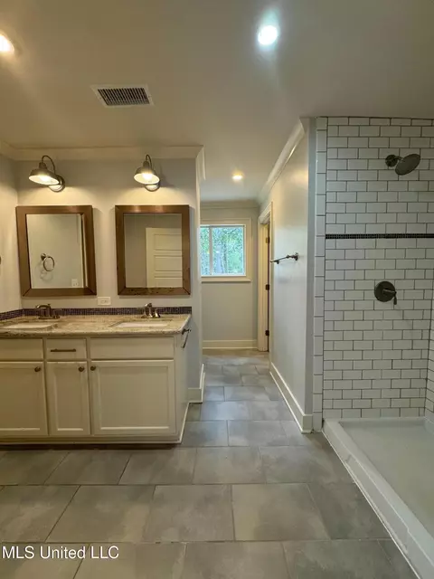 Bath - 3072 Downing St, Jackson, MS 39216 photo 2 of 5