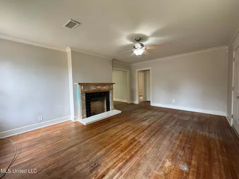 Living - 3072 Downing St, Jackson, MS 39216 photo 3 of 4