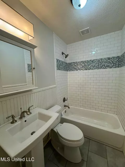 Bath - 3072 Downing St, Jackson, MS 39216 photo 1 of 5