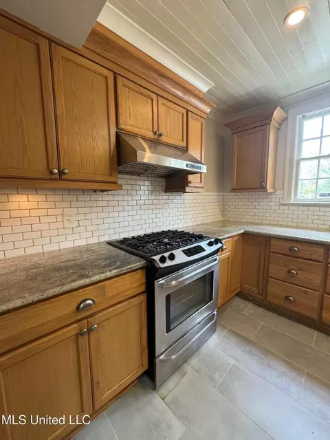 Kitchen - 3072 Downing St, Jackson, MS 39216 photo 4 of 8