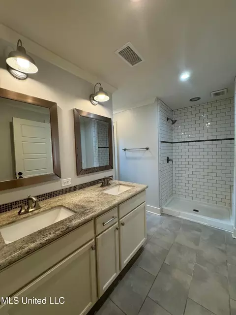 Bath - 3072 Downing St, Jackson, MS 39216 photo 5 of 5