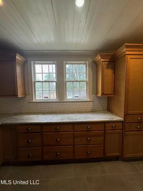 Kitchen - 3072 Downing St, Jackson, MS 39216 photo 5 of 8