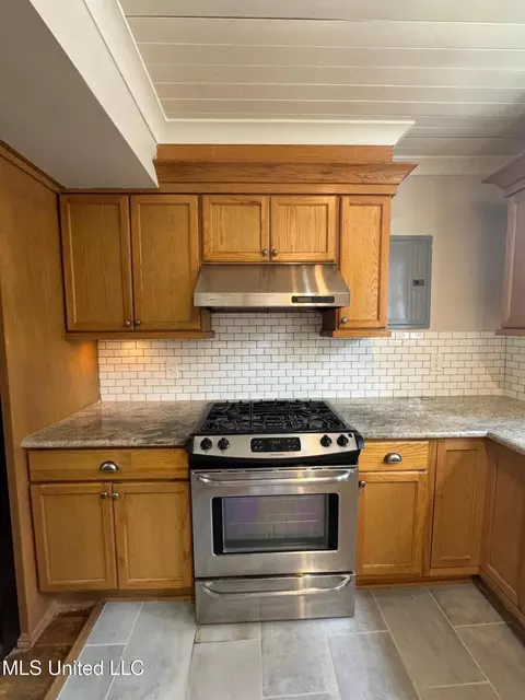 Kitchen - 3072 Downing St, Jackson, MS 39216 photo 7 of 8