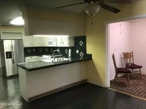 Kitchen - 2102 Scenic Dr, Brandon, MS 39047 photo 9 of 9
