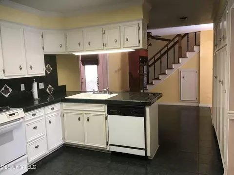 Kitchen - 2102 Scenic Dr, Brandon, MS 39047 photo 1 of 9