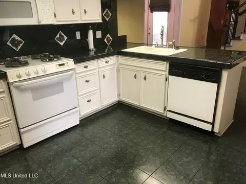 Kitchen - 2102 Scenic Dr, Brandon, MS 39047 photo 2 of 9
