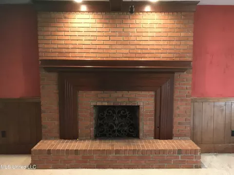 Living - 2102 Scenic Dr, Brandon, MS 39047 photo 2 of 3