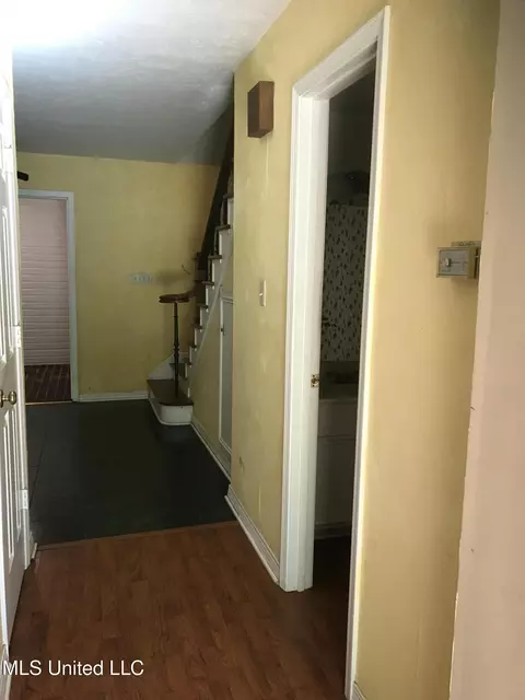Entry Way - 2102 Scenic Dr, Brandon, MS 39047 photo 2 of 3