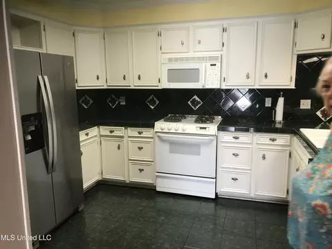 Kitchen - 2102 Scenic Dr, Brandon, MS 39047 photo 3 of 9