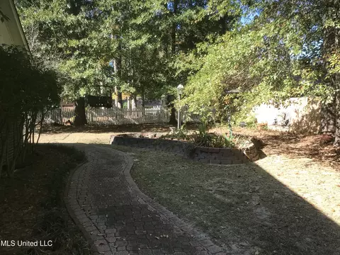Exterior - 2102 Scenic Dr, Brandon, MS 39047 photo 7 of 11