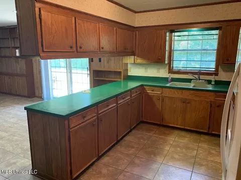 Kitchen - 108 Florida Dr, Natchez, MS 39120 photo 3 of 5