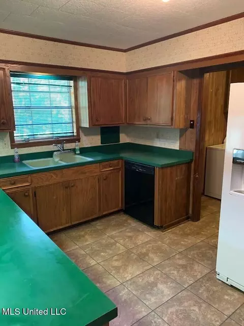 Kitchen - 108 Florida Dr, Natchez, MS 39120 photo 2 of 5