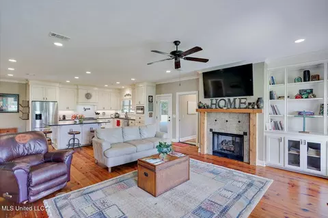 Living - 641 Barker Rd, Morton, MS 39117 photo 2 of 2