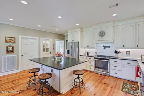 Kitchen - 641 Barker Rd, Morton, MS 39117 photo 2 of 5
