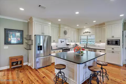 Kitchen - 641 Barker Rd, Morton, MS 39117 photo 4 of 5