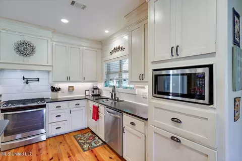 Kitchen - 641 Barker Rd, Morton, MS 39117 photo 3 of 5