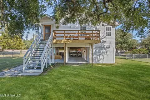 253 Market St, Pass Christian, MS 39571