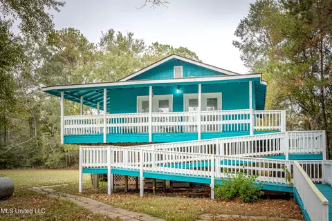 812 Saint Ann St, Gautier, MS 39553