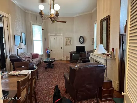 Living - 621 Washington St, Natchez, MS 39120 photo 1 of 2