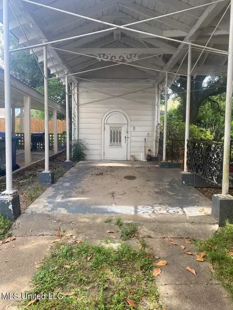 Exterior - 621 Washington St, Natchez, MS 39120 photo 4 of 9