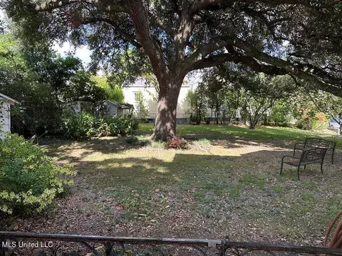 Exterior - 621 Washington St, Natchez, MS 39120 photo 9 of 9