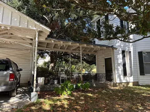 Exterior - 621 Washington St, Natchez, MS 39120 photo 5 of 9