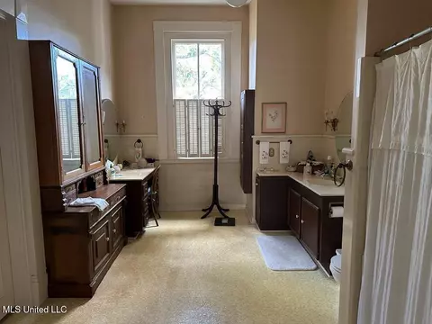 Bath - 621 Washington St, Natchez, MS 39120 photo 2 of 2