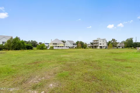 117 Lakewood Dr, Waveland, MS 39576
