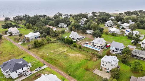 119 Lakewood Dr, Waveland, MS 39576