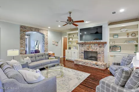 Living - 409 Audubon Ct, Madison, MS 39110 photo 2 of 2