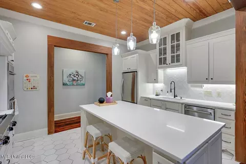 Kitchen - 409 Audubon Ct, Madison, MS 39110 photo 3 of 4