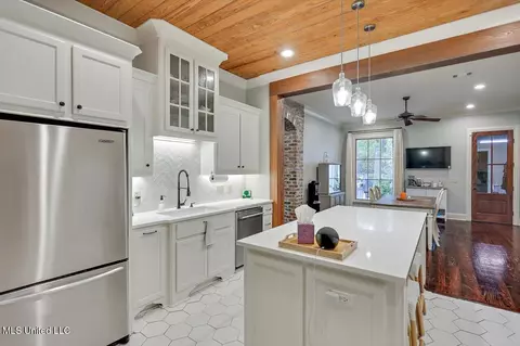 Kitchen - 409 Audubon Ct, Madison, MS 39110 photo 4 of 4