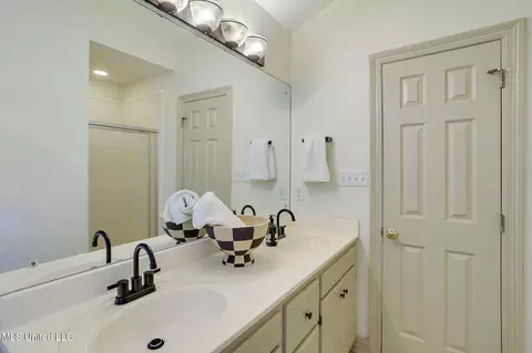 Bath - 405 Hemlock Dr, Flowood, MS 39232 photo 2 of 3