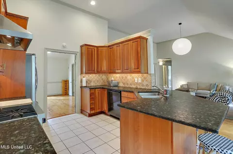 Kitchen - 405 Hemlock Dr, Flowood, MS 39232 photo 4 of 4