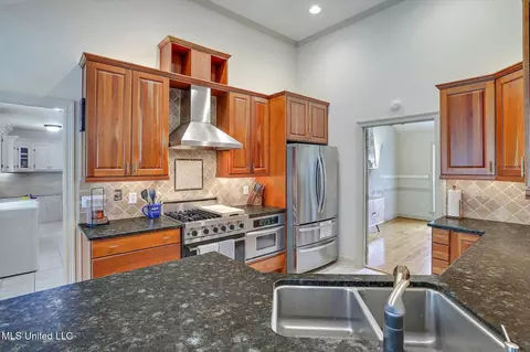 Kitchen - 405 Hemlock Dr, Flowood, MS 39232 photo 2 of 4