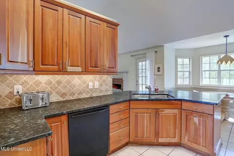 Kitchen - 405 Hemlock Dr, Flowood, MS 39232 photo 3 of 4