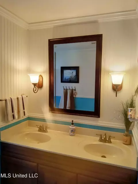Bath - 701 W Gresham St, Indianola, MS 38751 photo 2 of 3