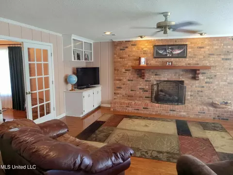 Living - 701 W Gresham St, Indianola, MS 38751 photo 4 of 4