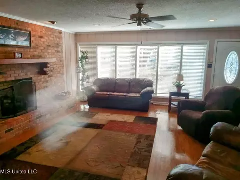 Living - 701 W Gresham St, Indianola, MS 38751 photo 2 of 4
