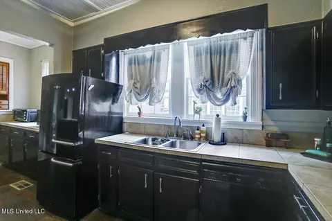 Kitchen - 450 E Ridgeway St, Jackson, MS 39206 photo 3 of 6