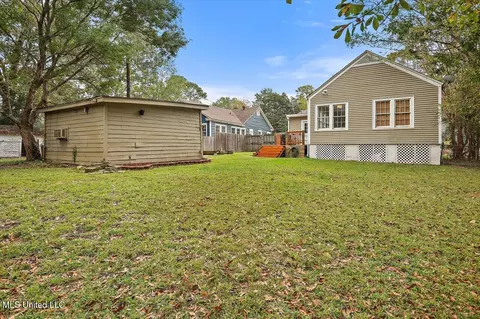 Exterior - 450 E Ridgeway St, Jackson, MS 39206 photo 8 of 11