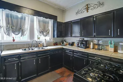 Kitchen - 450 E Ridgeway St, Jackson, MS 39206 photo 1 of 6
