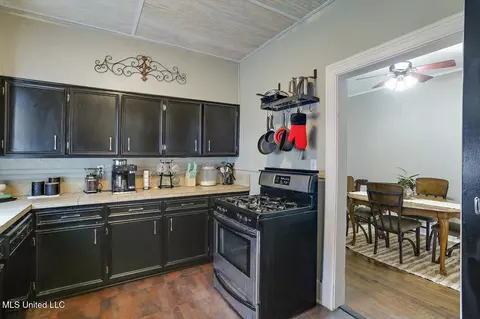 Kitchen - 450 E Ridgeway St, Jackson, MS 39206 photo 4 of 6