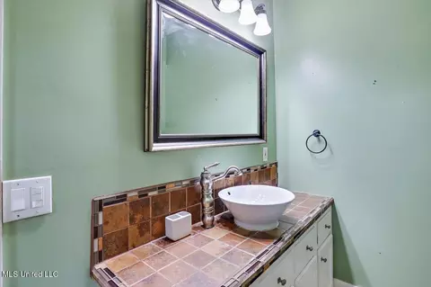 Bath - 450 E Ridgeway St, Jackson, MS 39206 photo 2 of 3